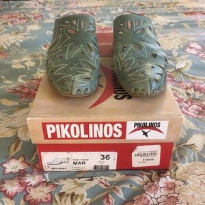 Pikolinos teal open back mules.